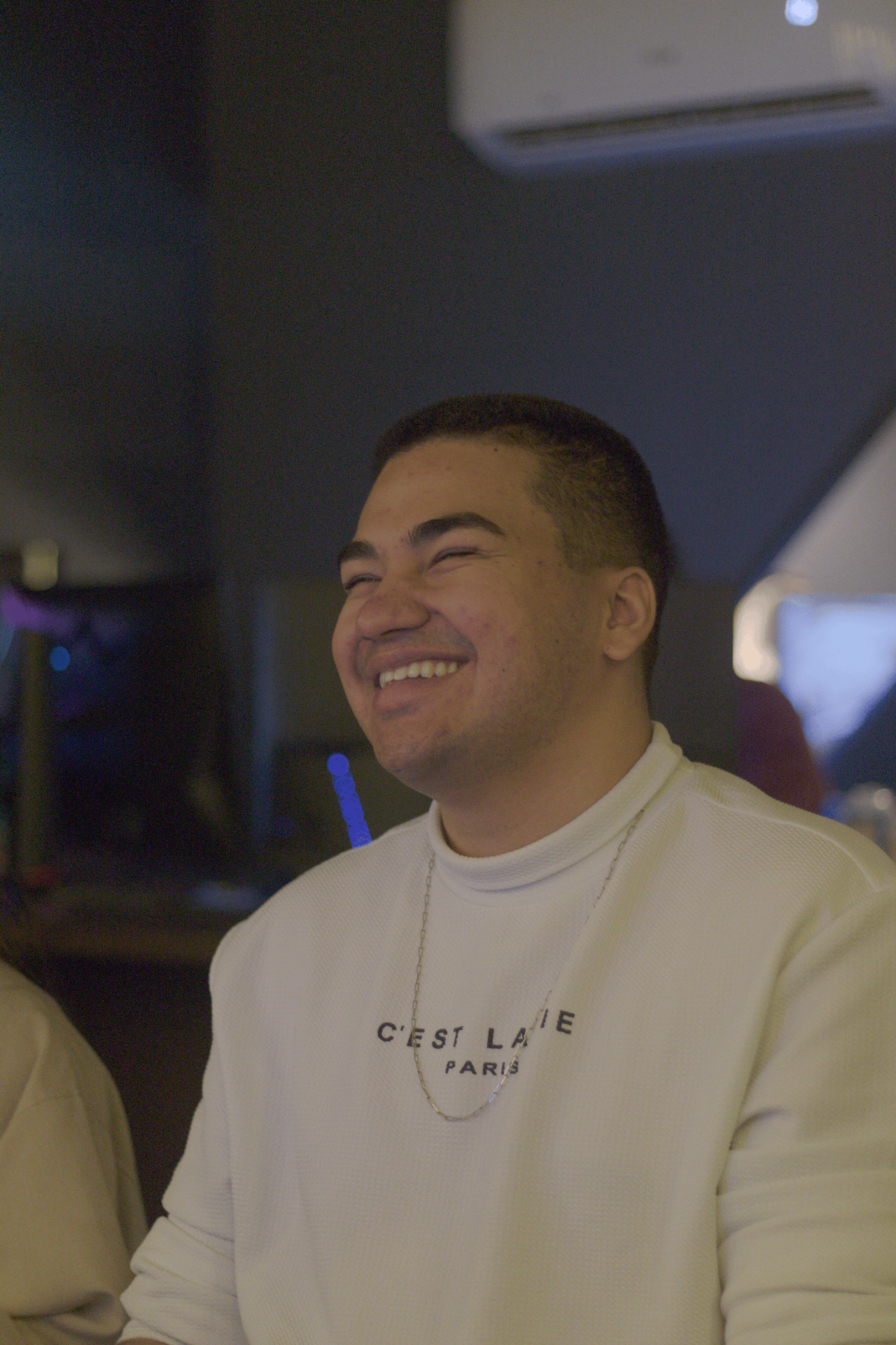 Wolfz narrando ao microfone em um evento de eSports